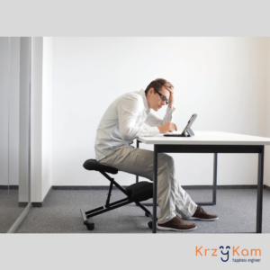 Zgarbiony mężczyzna, przykre konsekwencje siedzenia